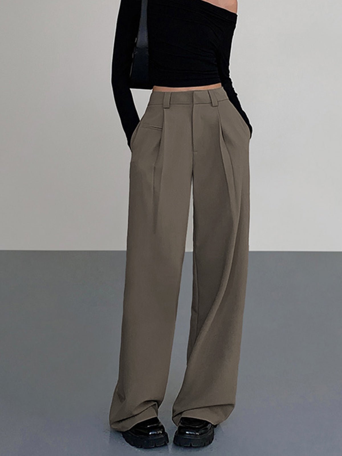 Women's pleated trousers in Camel